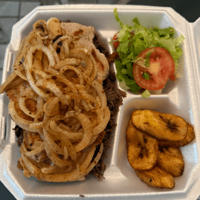 Bistec de cerdo encebollado